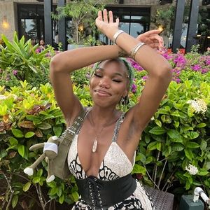 Meet your Posher, Genevie